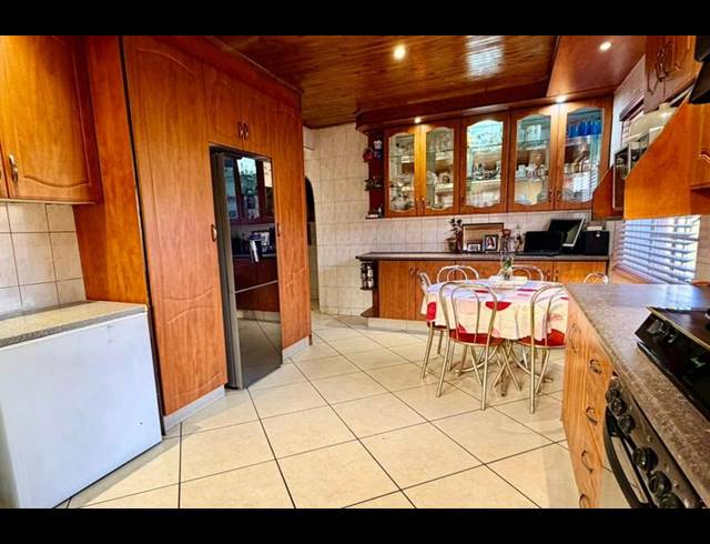 4 BEDROOM HOUSE FOR SALE IN REGENTS PARK